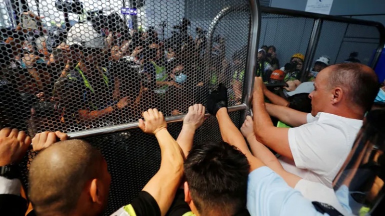 Гонконгские протестующие нацелились на аэропорт в призыве к демократии