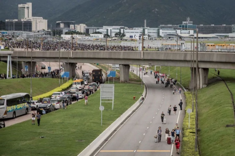 Гонконгские протестующие нацелились на аэропорт в призыве к демократии